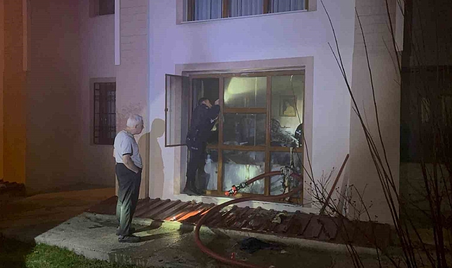 Kombisi arıza yapınca elektrikli sobayla ısınmak istedi, evi yaktı