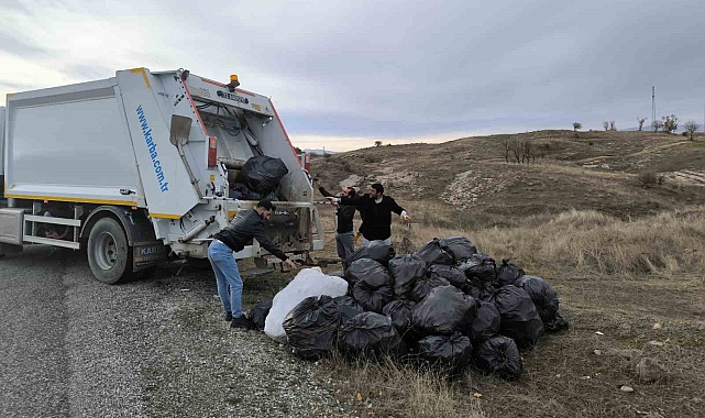 Kozluk'ta bir haftada ana yol kenarından 20 ton çöp temizlendi