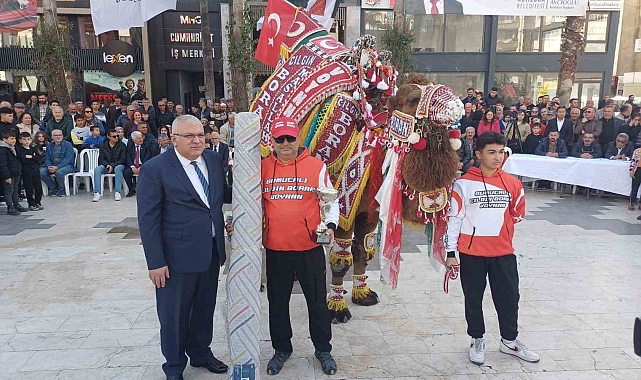 Kumluca'da Renkli Bir Şölen: Süslü Develer Yarıştı