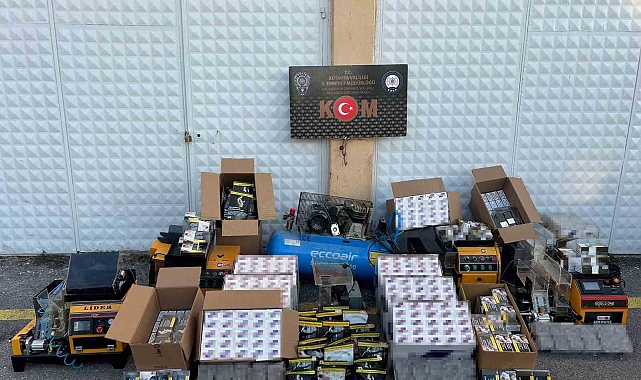Kütahya'da Kaçak Tütün Operasyonu: 2 Gözaltı ve Binlerce Makaron Ele Geçirildi