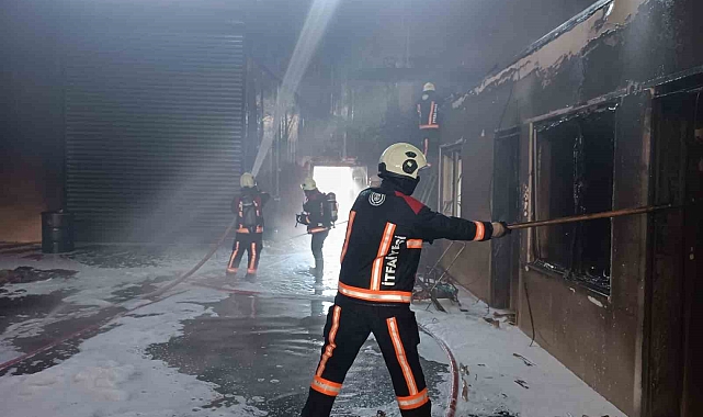 Malatya'da çıkan yangında fabrikada büyük hasar oluştu