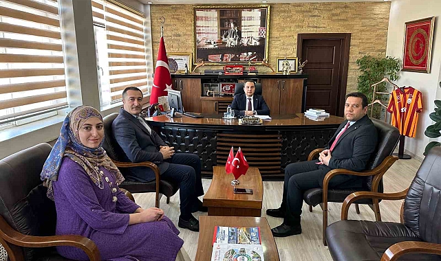Muradiye Kaymakamı'na Doğum Belgesi ile Özel Bir Kutlama