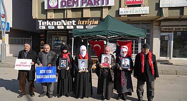 Muş'ta Evlat Hasreti Sürüyor: Anneler Nöbetini Devam Ettiriyor
