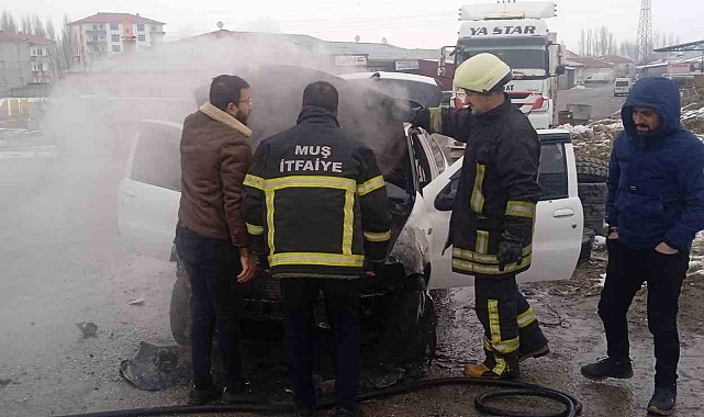 Muş'ta Korku dolu Anlar: Seyir Halindeki Otomobil Alev Alev Yandı!