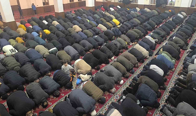 Muş'ta Regaip Kandili Coşkusu: Çağlayan Camisi'nde Dualar ve Helva İkramı