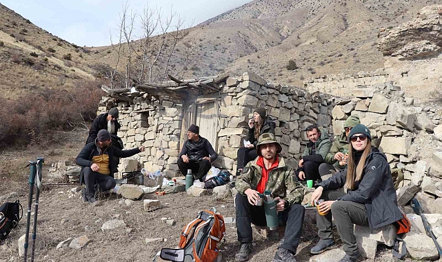 Oltu Yürüyüş Grubu, Tarihi Hoşnavaz Kilisesi'ne Dikkat Çekti
