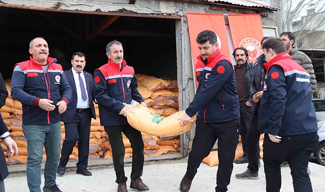 Oltu'da Çiftçilere Gübre Desteği: Doğal Afetin Yaraları Sarılıyor