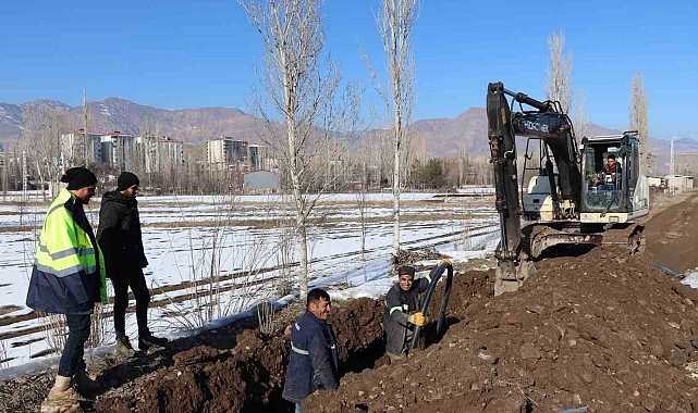Oltu'da Kış Şartlarına Rağmen Su Altyapısı Çalışmaları Devam Ediyor