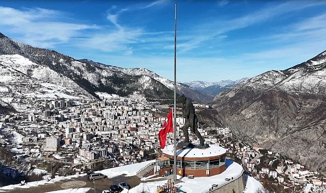 Otel yangını faciası nedeniyle Artvin'de dev bayrak yarıya indirildi