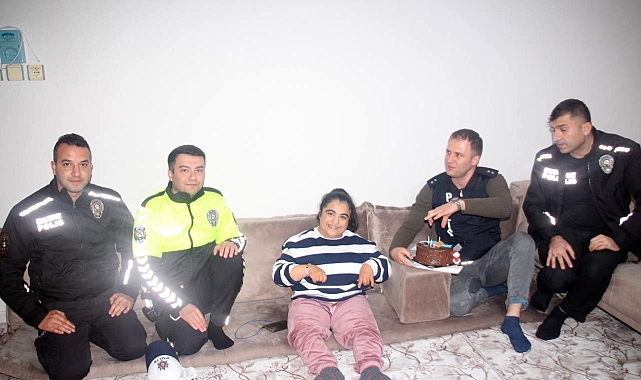 Polislerden engelli kıza doğum günü sürprizi