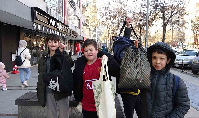 Sabah erkenden sokağa çıkan çocuklar "Şivlilik" diyerek hediyeleri topladı