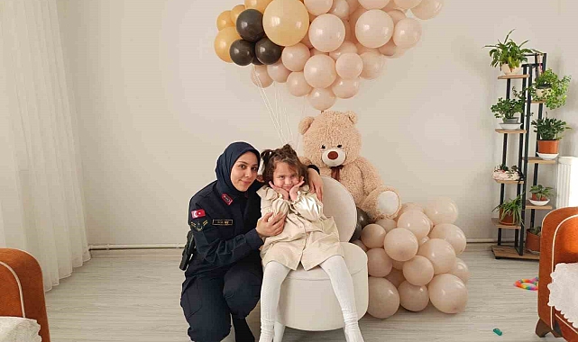 Şehit kızı Asya'ya Şehit Kızı Asya'ya Jandarma'dan Duygusal Doğum Günü SürpriziJandarma'dan duygulandıran sürpriz