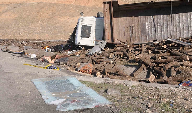 Şırnak'ın Cizre İlçesinde Odun Yüklü Kamyon Devrildi: 2 Yaralı
