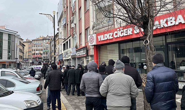 Sivas'ta Et ve Süt Kurumu Önünde Uzun Kuyruklar
