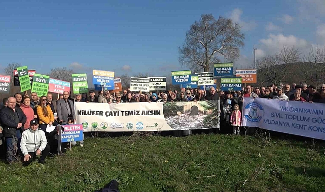 Siyah akan çayda basın açıklaması: "Nilüfer Çayı temiz aksın"