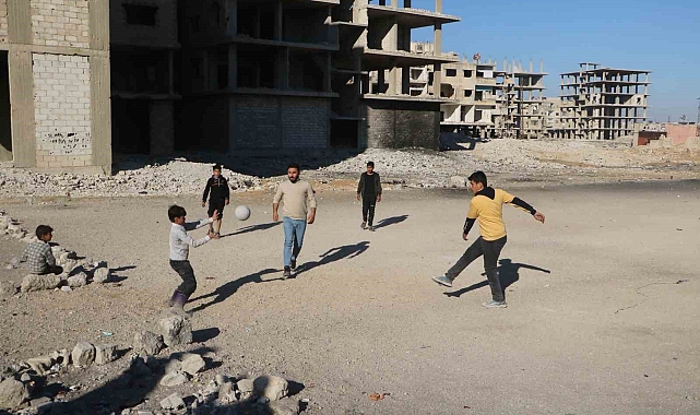 Suriye'de çocuklar, enkaz yığınları arasında futbol oynuyor