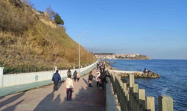 Tekirdağ'da güneşli havada vatandaşlar sahile akın etti