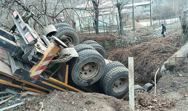 Tırın ırmağa düşmesi sonucu 2 kişi yaralandı