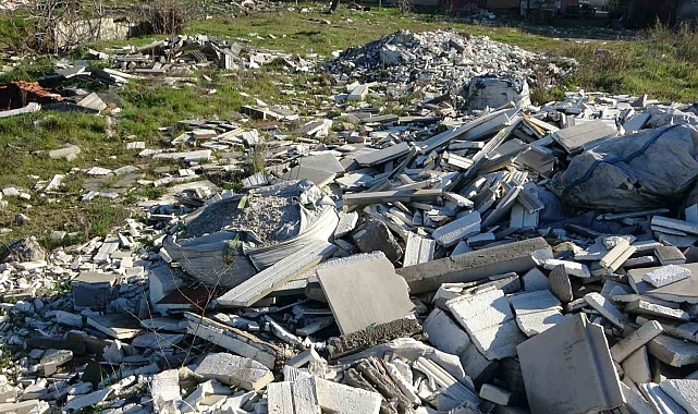 Tuzla Orhanlı'da Moloz Yığınları Vatandaşı Tedirgin Ediyor
