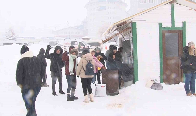 Uludağ'da Kış Şenliği: Müzik ve Dansla Isınan Turistler