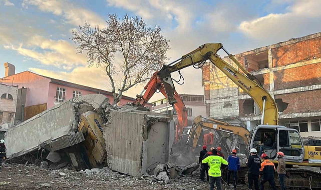 Uşak'ta Yıkım Faciası: İş Makinesi Operatörü Hayatını Kaybetti