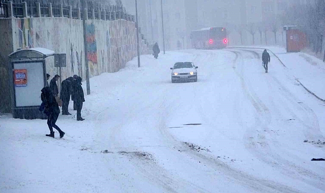 Van'da yoğun kar yağışı: Uçak seferleri rötar yaptı