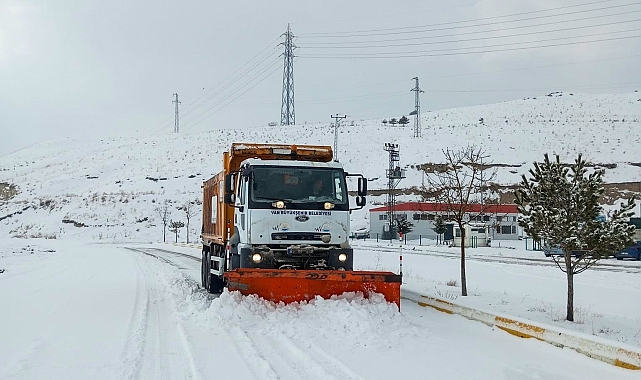 Van'ı Vuran Şiddetli Kar Yağışı: 255 Yerleşim Yeri Ulaşıma Kapalı