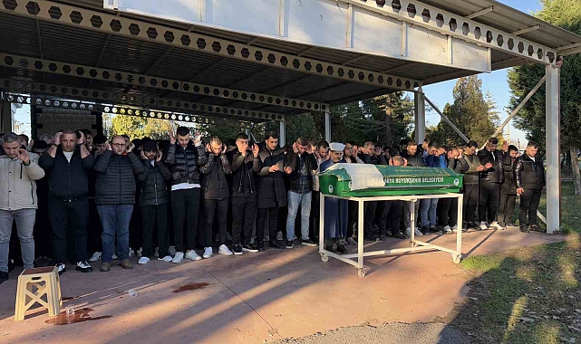 Yılbaşı gecesi bıçaklı kavgada ölmüştü: 20 yaşındaki genç son yolculuğuna uğurlandı