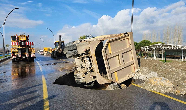 Yolda oluşan çukura düşen hafriyat kamyonu vinç yardımı ile kurtarıldı