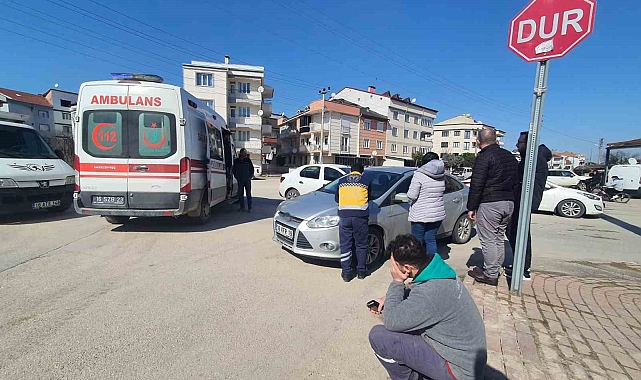2 otomobil çarpıştı, 2 kişi yaralandı