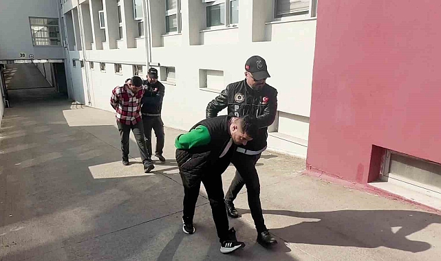 Adana'da Kırmızı Işıkta Uyuşturucu Operasyonu: 994 Hap Ele Geçirildi, Bir Tutuklama