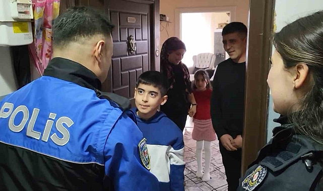 Adıyaman'da 11 Yaşındaki Çocuğun Polis Memuruna Atkı ve Bere Hediye Etmesi Duygulandırdı