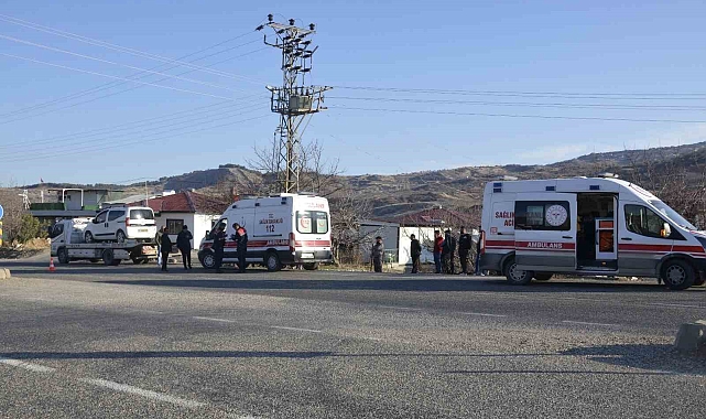 Adıyaman'da 16 yaşındaki çocuğun kullandığı araç trafoya çarptı: 3 yaralı