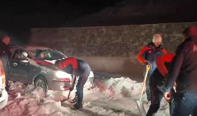 Adıyaman'da Kar Engeli: Mahsur Kalan Araçlar Kurtarıldı