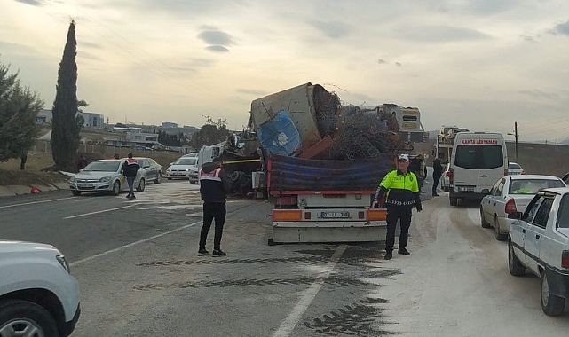 Adıyaman'da tır ile vinç çarpıştı: 2 yaralı