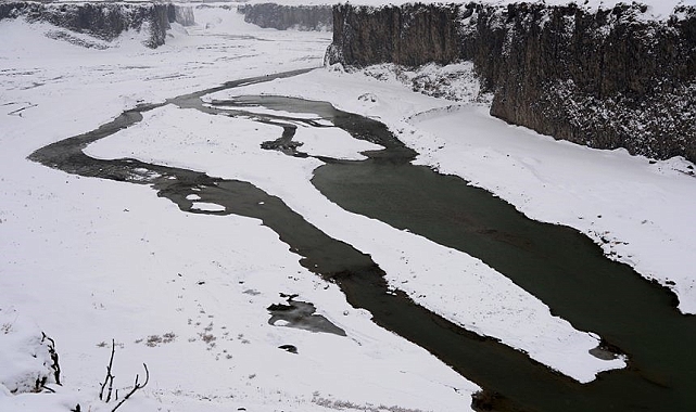 Ağrı'da Dondurucu Soğuklar Murat Nehri'ni Dondurdu