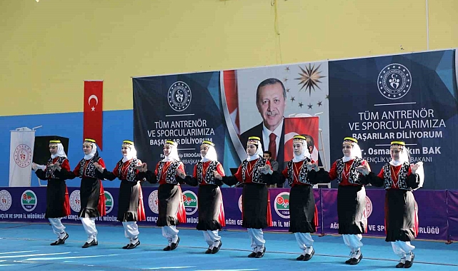 Ağrı'da Halk Oyunları Şöleni: Öğrenciler Yeteneklerini Sergiledi