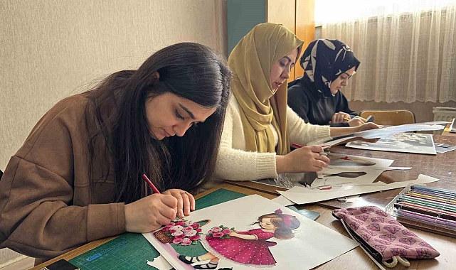 Ağrı'da Kağıt Rölyef Kursu Kadınlara Umut Kapısı Oldu