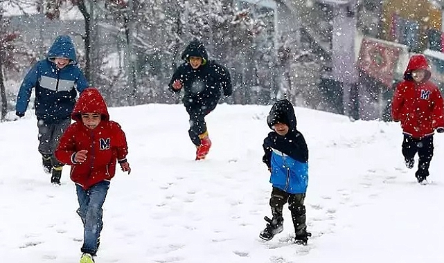 Ağrı'da Yoğun Kar Yağışı ve Buzlanma Nedeniyle Eğitim-Öğretime Bir Gün Ara Verildi