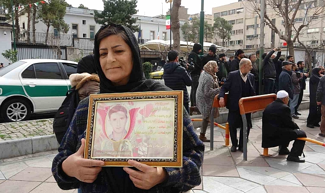 Almanya'nın Tahran Büyükelçiliği'nde terör örgütü PKKPJAK protesto edildi