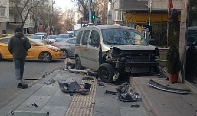 Ankara'da Korkunç Kaza: Otomobil Direğe Çarptı, Yaya Son Anda Kurtuldu!