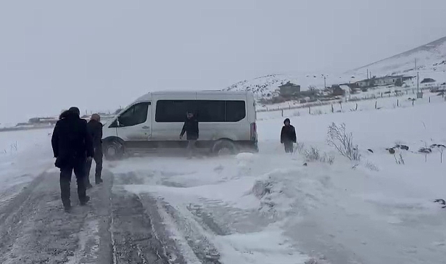 Ardahan'da Kar ve Tipi Öğrenci Servisini Mahsur Bıraktı: Yardımına İl Genel Meclis Üyeleri Yetişti