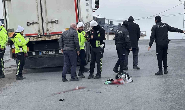 Arnavutköy'de feci kaza, moto kurye kamyonun altında kalarak can verdi