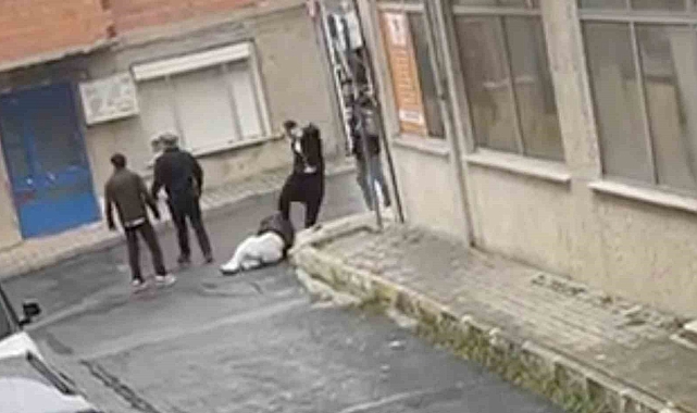 Arnavutköy'de Kız Meselesi Yüzünden Sokak Ortasında Kavga: Bir Genç Hastanelik Oldu