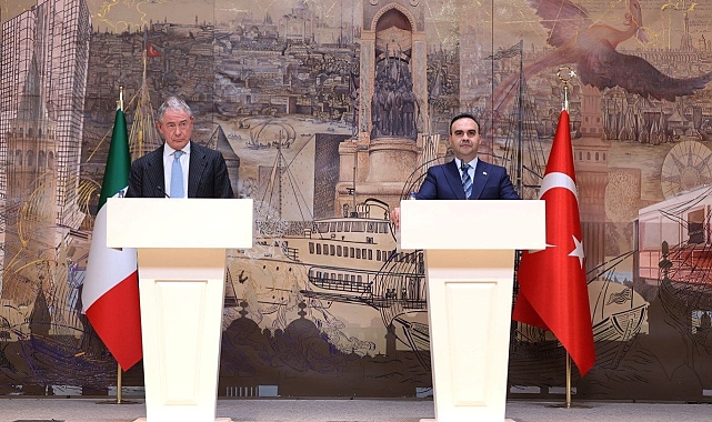 Bakan Kacır, Cumhurbaşkanlığı Dolmabahçe Ofisi'nde İtalyan Bakan Urso ile görüştü