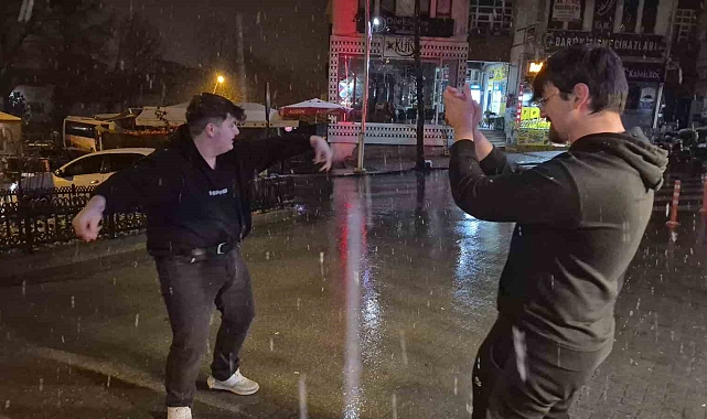Bartın'da Kar Coşkusu: Gençler Çiftetelli Oynayarak Karın Keyfini Çıkardı!