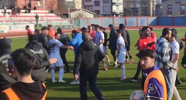 Bartınspor-Sinopspor Maçı Sonrası Saha Karıştı: Polis Müdahale Etti