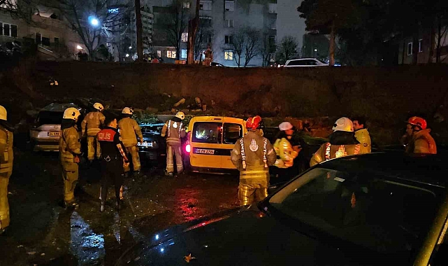 Beşiktaş'ta istinat duvarı 8 aracın üstüne çöktü