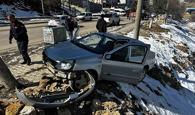 Besni'de Otomobil Şarampole Yuvarlandı: 1 Yaralı