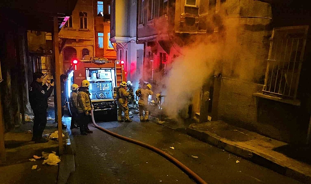 Beyoğlu'nda Elektrik Sobasından Yangın: Daire Kullanılamaz Hale Geldi
